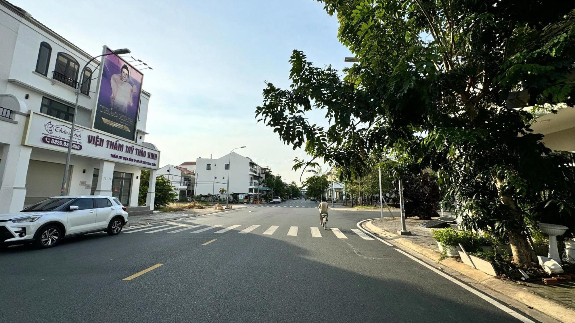 La Homestay Long Xuyên Exteriör bild