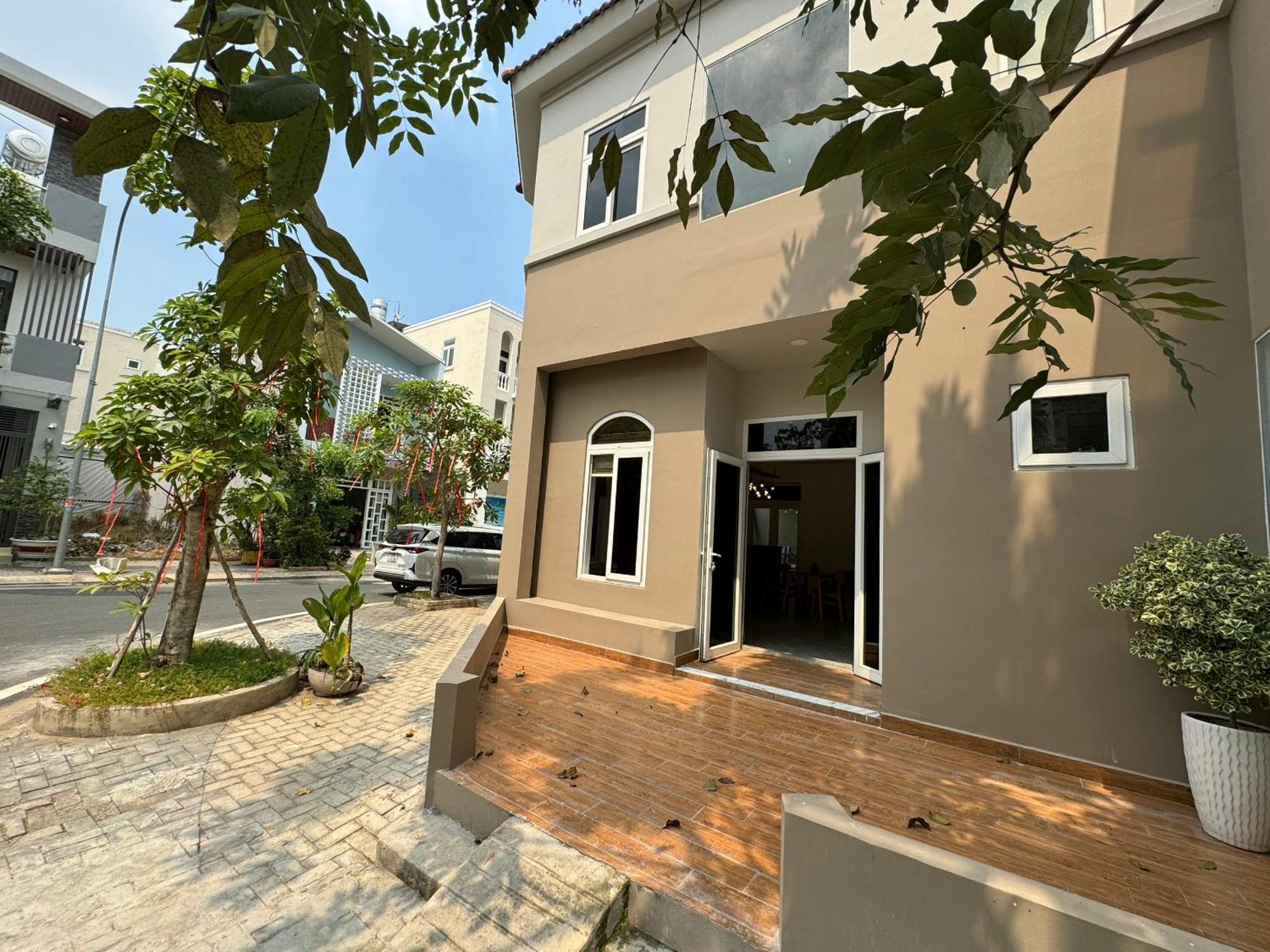La Homestay Long Xuyên Exteriör bild
